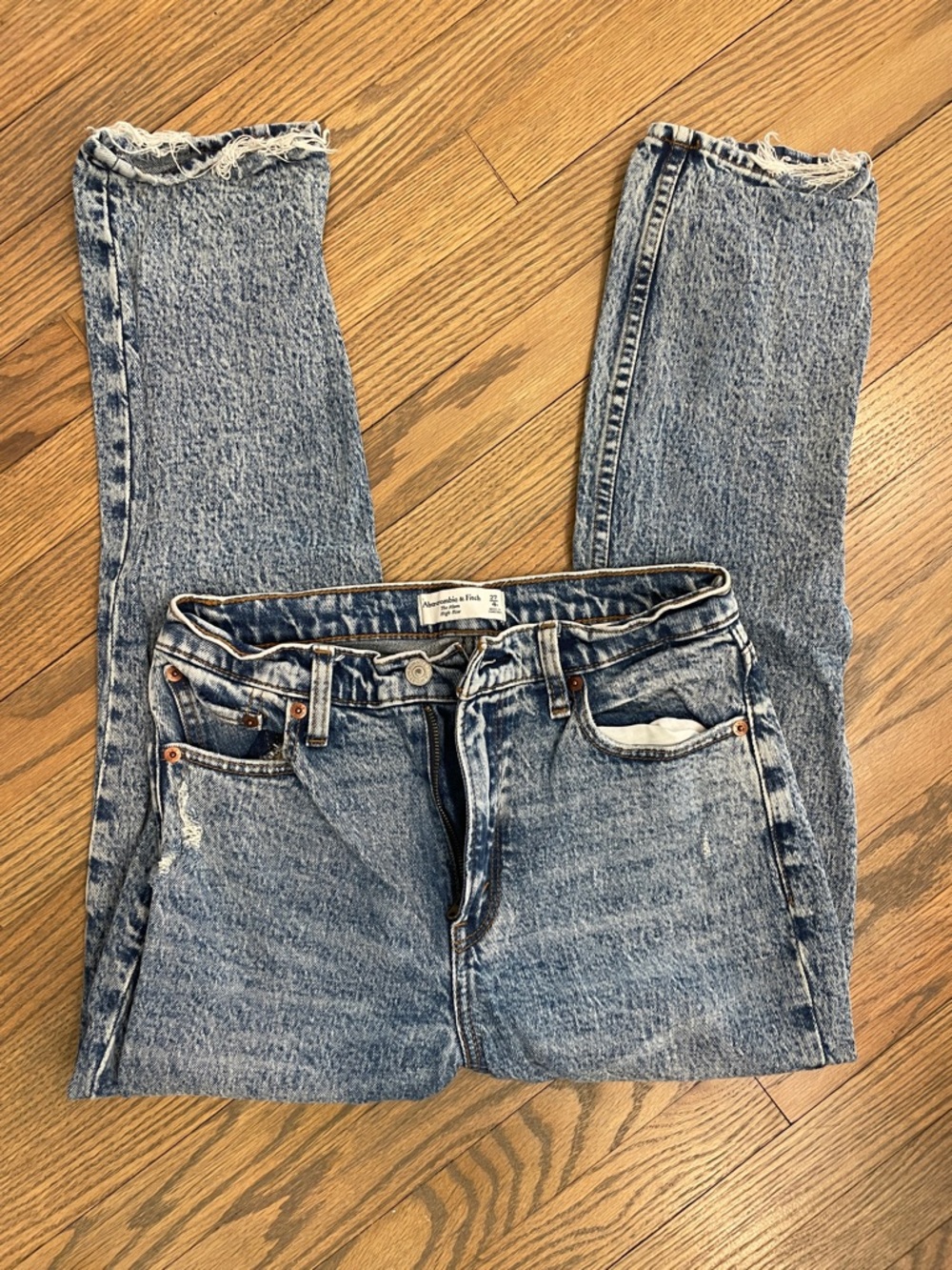 Abercrombie & Fitch Light Blue acid wash The mom High Rise Jeans 27
